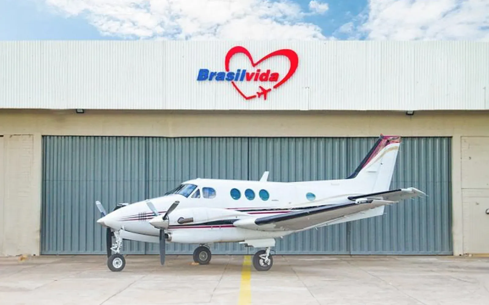 King Air C90 parked in front of the Brasil Vida hangar