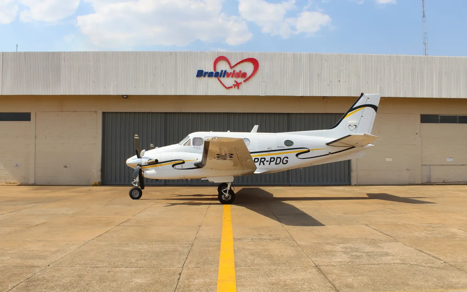 King Air C90GT parked in front of the Brasil Vida hangar