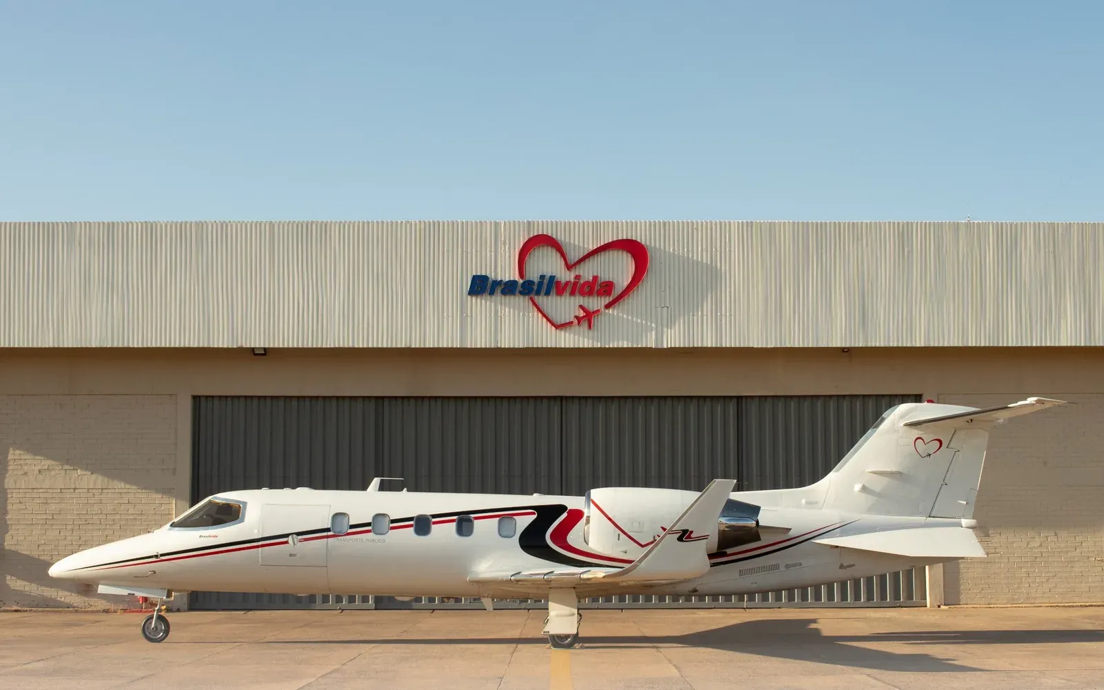 Learjet 31A parked in front of the Brasil Vida hangar
