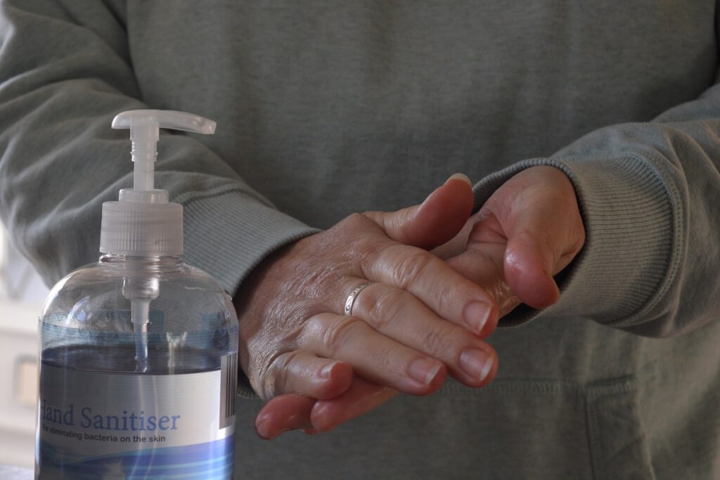 Conheça os perigos e cuidados ao usar álcool em gel