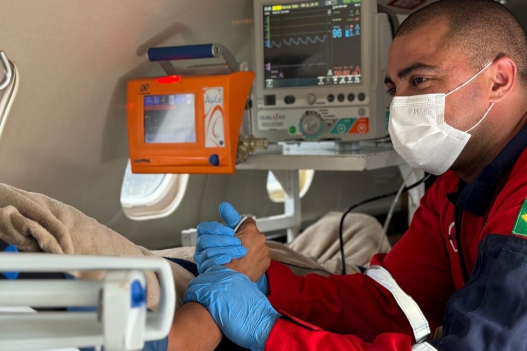 Médico segurando a mão de um paciente