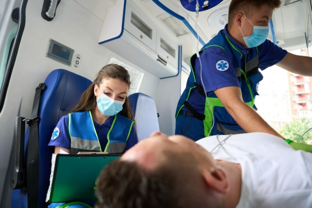 Paramédicos transportando pacientesem uma ambulância aérea