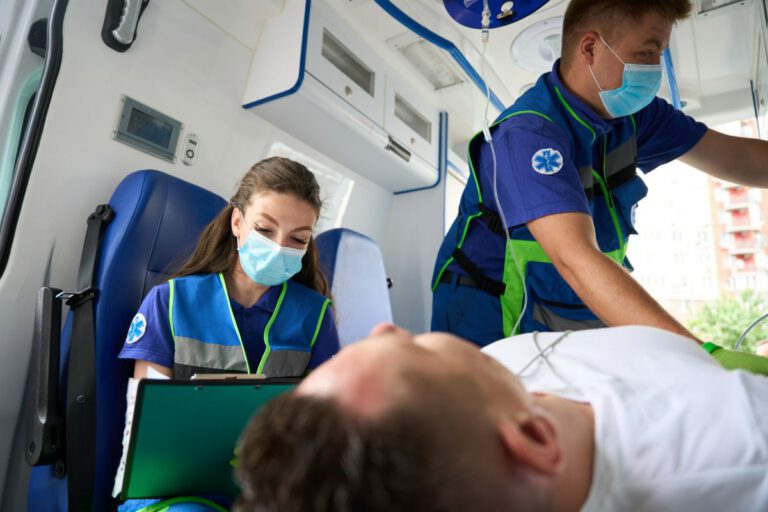 Paramédicos transportando pacientesem uma ambulância aérea