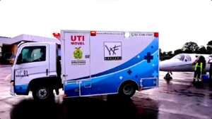 transporte aéreo das gêmeas siamesas Eliza e Yasmin