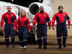 Grupo de médicos especializados em transporte aeromédico