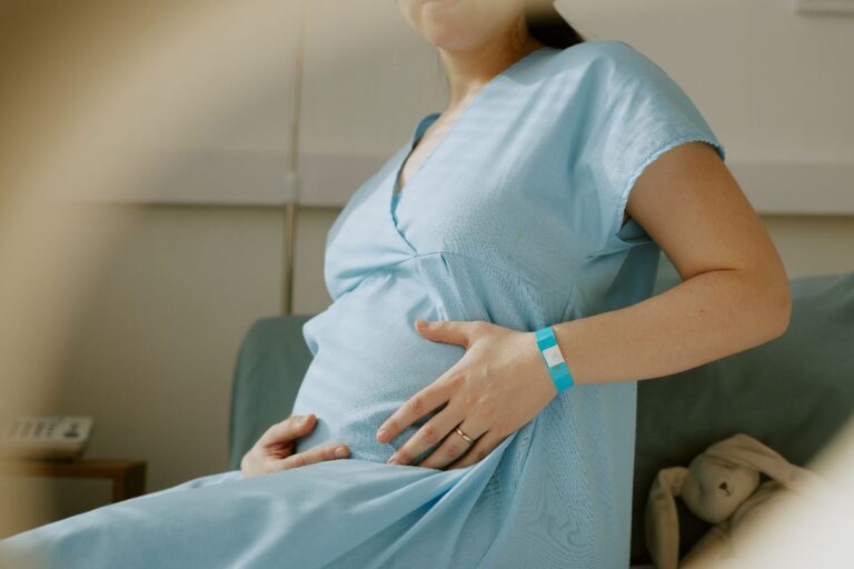 Mulher grávida segurando a barriga