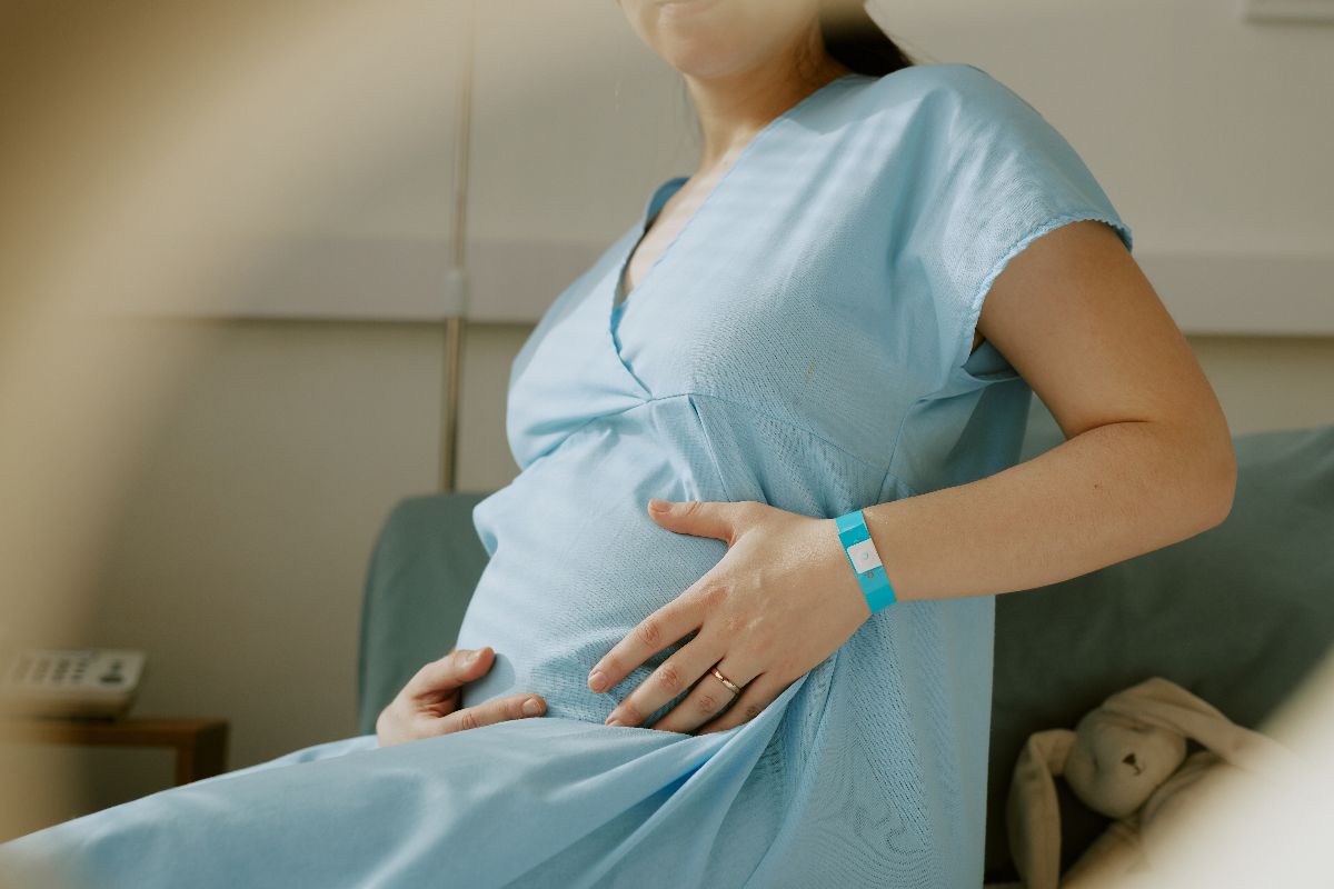 Mulher grávida segurando a barriga