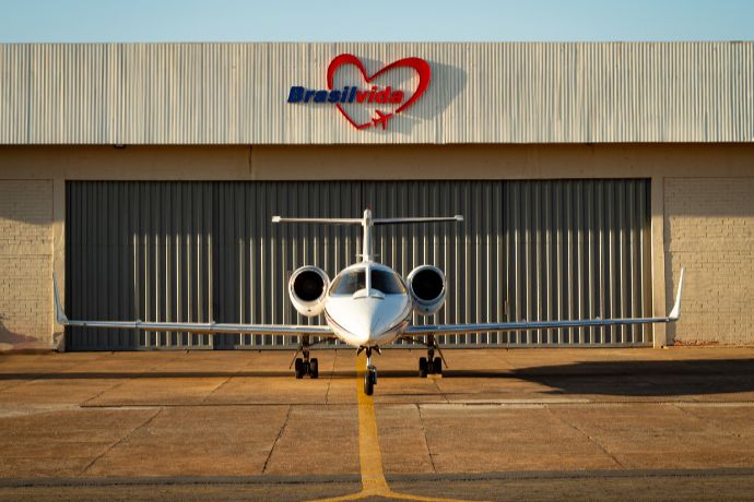 Aeronave da Brasil Vida em frente à sede da empresa