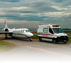 Avião e ambulância para transporte aeromédico