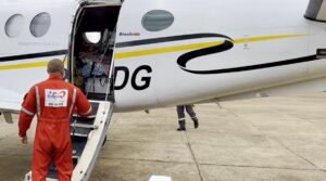 Equipe da Brasil Vida equipando jato para resgate de pacientes