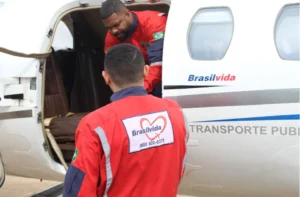 Equipe da Brasil Vida realizando transporte de órgãos em jato aeromédico