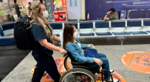 Paciente sendo transportada por profissioinal de saúde