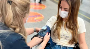 Médica analisando a pressão sanguínea de paciente