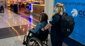 Profossional de saúde escoltando paciente [ara voo