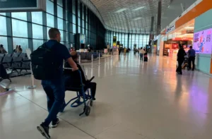 Paciente sendo levado para voo com escolta médica