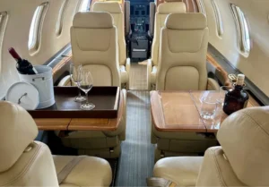 Área interna de aeronave da Brasil Vida , com cabines, privacidade e ambiente silencioso