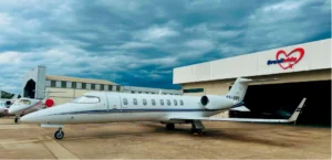 Aeronave da Brasil Vida  em frente a sede da empresa