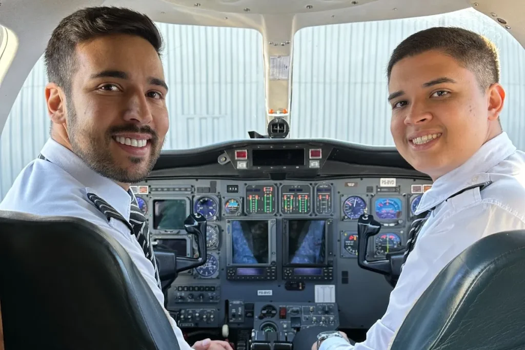 Homem e mulher pilotos de aeronave da Brasil Vida