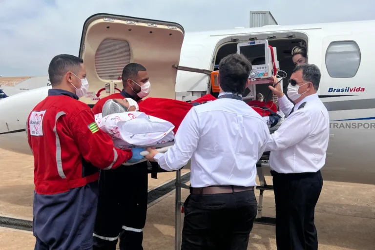 Equipe médica da Brasil Vida realizando embarque de paciente