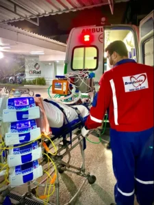 Equipe mécida da Brasil Vida realizando atendimento a paciente por meio do ECMO