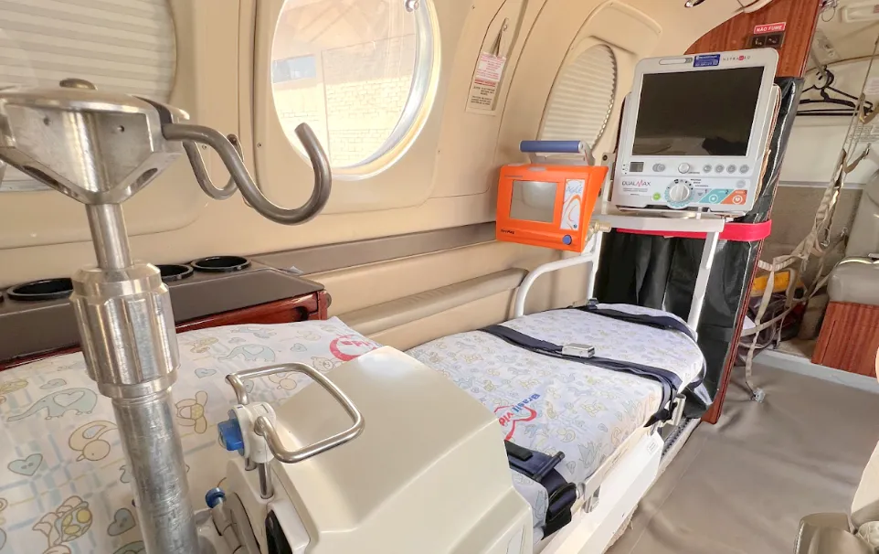 Equipamento usado pela Brasil Vida para transporte internacional de pacientes