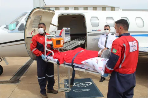 Equipe da Brasil Vida realizando resgate aeromédico