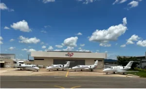 Sede da Brasil Vida, com aeronaves à frente.
