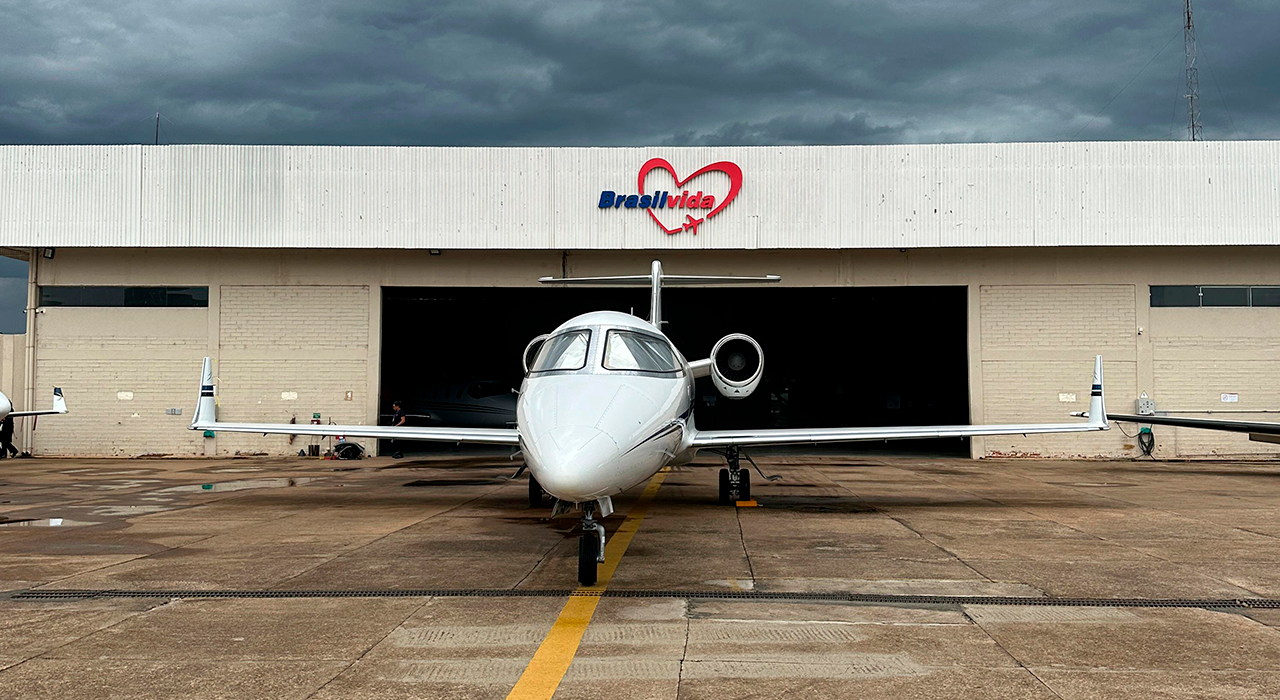 Aeronave executiva da Brasil Vida posicionada em frente ao hangar operacional, preparada para missões de táxi aéreo e transporte executivo.