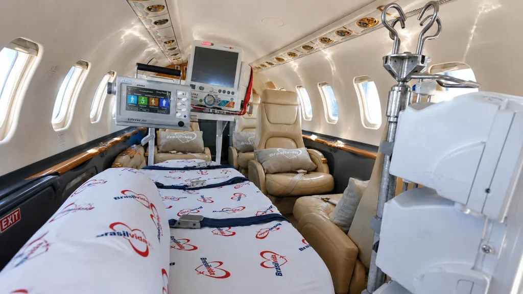 UTI Aérea equipada com recursos médicos para monitoramento e assistência especializada durante o transporte aeromédico.