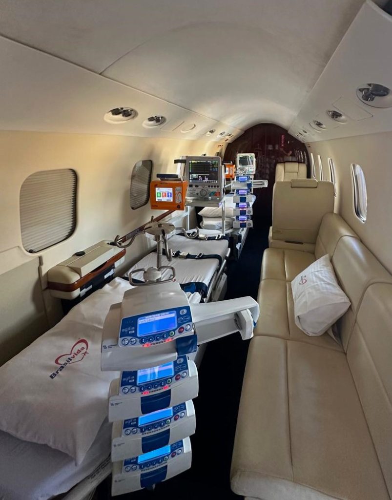 Interior de ambulância aérea da Brasil Vida com maca e equipamentos médicos para transporte de pacientes.